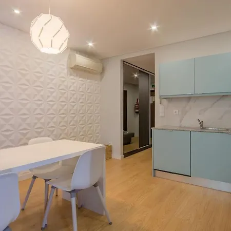 406 Gale Center Wifi, Parking *